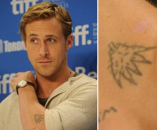 Curious design by Ryan Gosling, the actor has opted for a small design that seems to be a cut claw, although it is difficult to guess what it is