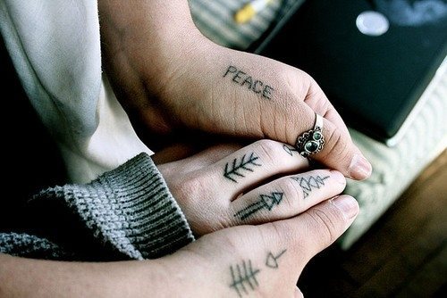 02 photo finger tattoo