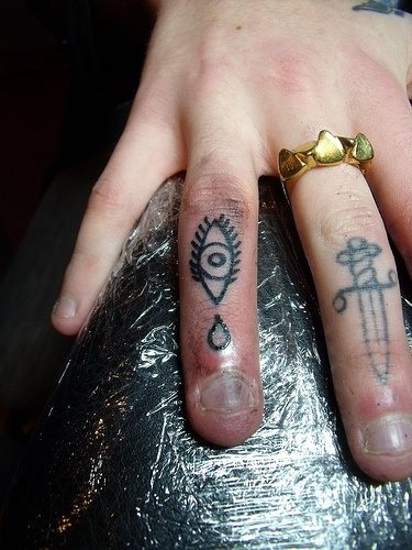 04 photo finger tattoo