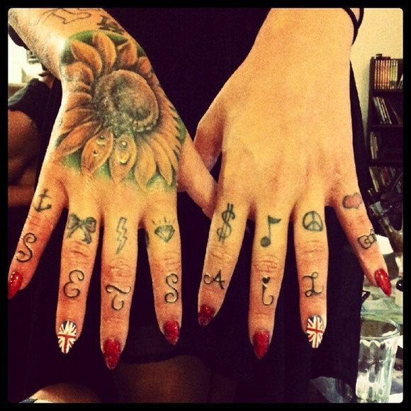 22 photo finger tattoo