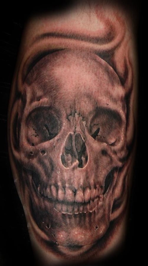 Tattoo of a quite realistic skull in which it has been known to capture until the passing of the years of the skull, without a doubt a good representation of this type of bones has been achieved with this tattoo, very well elaborated