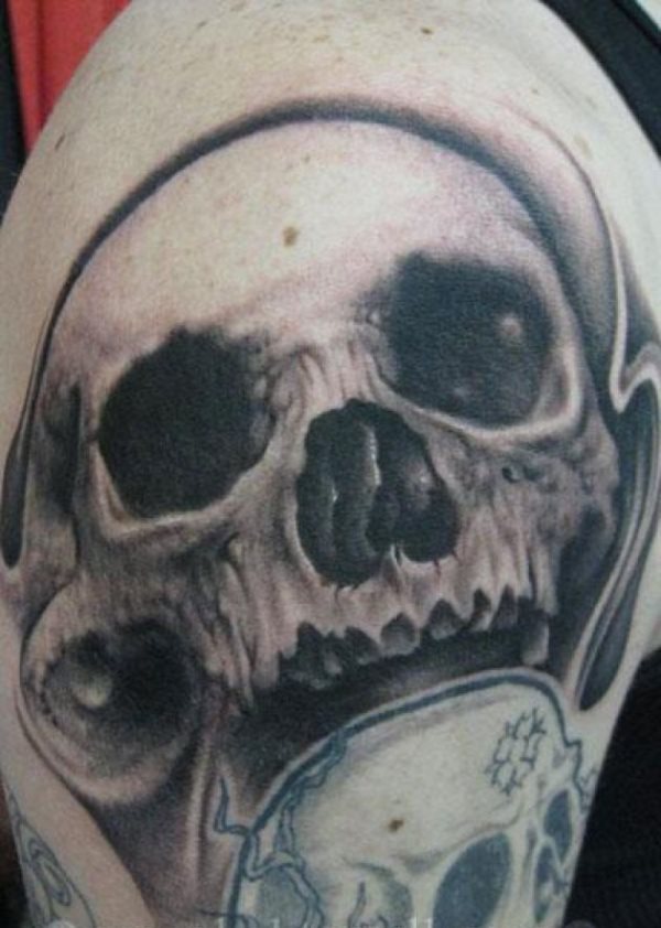 Tattoo of a skull with a kind of ears, I do not know how they could have happened, on another valavera that seems unfinished and incomplete