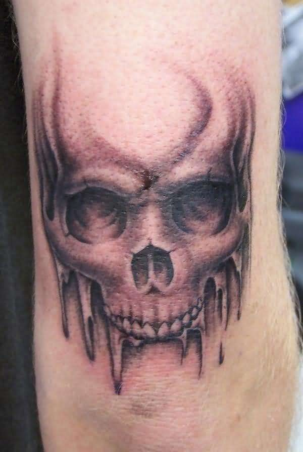 Skull tattoo in dark tones for which acceptable shadows and fades have been achieved, and in which we wanted to give another air to the part of the skull jaw, getting to be a tattoo of skulls