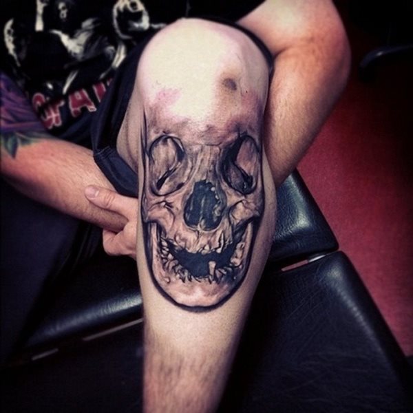 Tattoo just below the knee of a skull