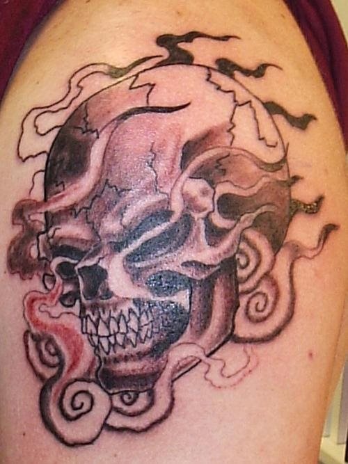 Tattoo of a broken skull on the shoulder, which surrounds unfinished flames, perhaps with a shader and colored flames would give a more elaborate touch, also if the skull is defined a little more, it will be a good tattoo, for now it looks like an incomplete tattoo