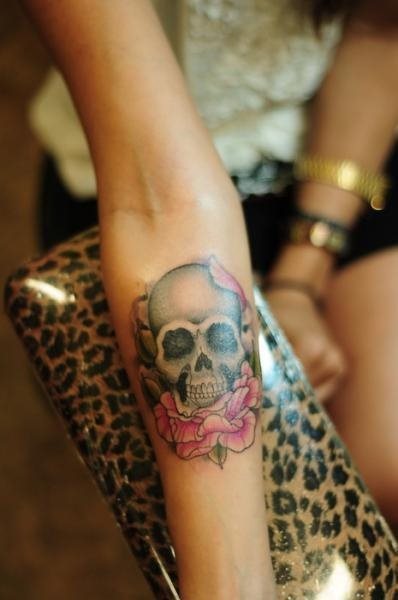 Design of a skull on a pink flower