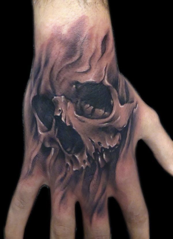 Tattoo of a skull on the hand, a design that is less impressive and that for its design has been based mainly on the shading of the skull, achieving a good result very characteristic of this type of tattoos