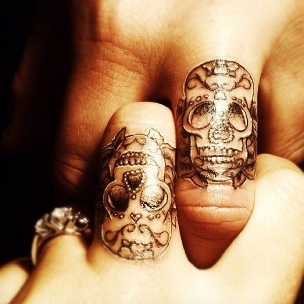 Design of two skulls on the fingers