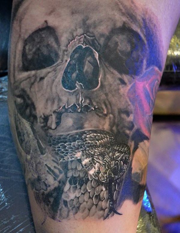 Tattoo of a skull and a snake, the two objects a priori could constitute a typical tattoo, since the skull and reptile are very recurrent to make a tattoo, but in this case we are facing an original skull and underneath a snake quite well achieved