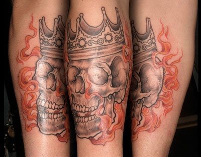 Skull tattoo on fire and with a crown is the design chosen by this tattooed, we wonder the meaning that this tattoo could have and one that we find is that even the most powerful, the kings, their final day arrives, possibly other the meaning that has, but we risk venturing a meaning or help you make the next idea to get a tattoo