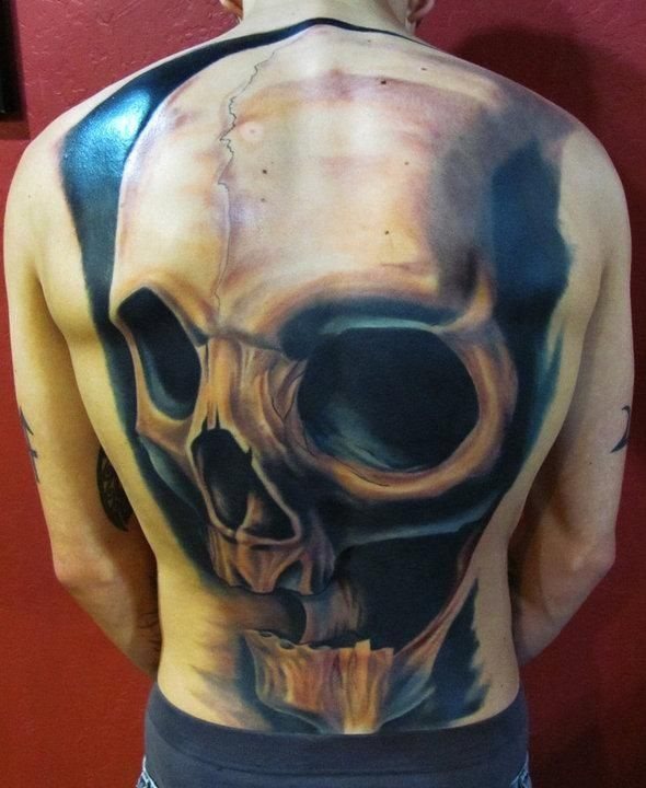 This design, also on the back, is simpler but the play of shadows and colors gives the tattoo a very real look