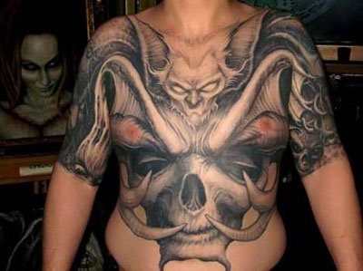 Este diseño cubre el torso al completo de esta persona, sin duda es macabro cuanto menos, pero hay que tener cuidado con este tipo de tatuajes ya que hay partes como los pezones que no se deben tatuar y que al intentar incluirlos en el tattoo le quitarán parte de su atractivo, como es este caso, que es un espectacular tatuaje 