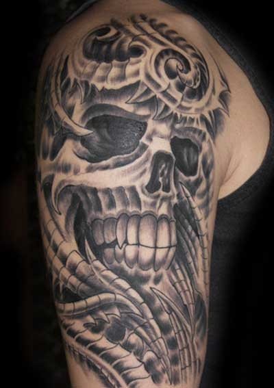 Tattoo sobre el brazo de una calavera diseñada a partir de motivos tribales, de la cual destacamos el garn tamaño que se le han dado a los dientes y la originalidad de los trazos tribales en forma de hueso para conseguir la calavera, muy original