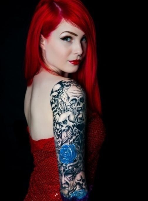 Miles de calaveras cubren el brazo de esta chica