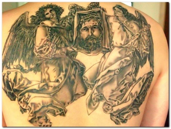 Tattoo of Christ guarded by two great winged angels with spectacular robes of strokes and great shading, a wonderful tattoo that occupies almost the entire back and for which only the color black has been used