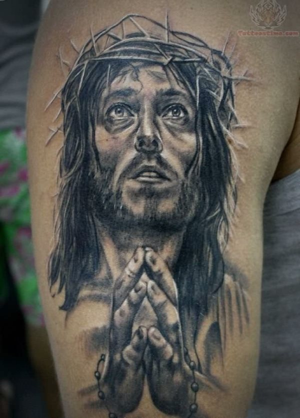 Spectacular tattoo of the face of Christ with a great depth of the look, a great path of the beards and a beautiful white shading that highlights this wonderful tattoo for Catholics even more