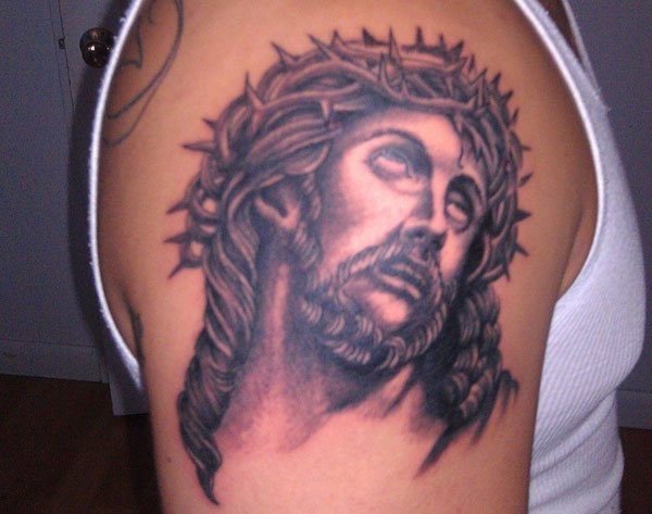 Tatuaje del rostro de Jesucristo al que se le ha querido dar un toque diferente tatuando unos grandes tirabuzones en el pelo, consiguiendo unos rizos muy originales y un tatuaje en sí muy bonito