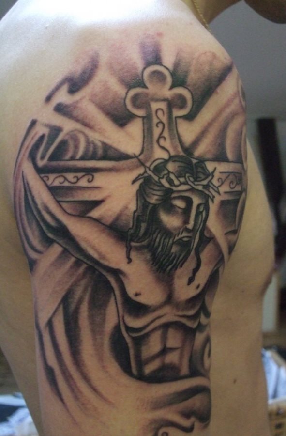 Tattoo of Christ with a halo of spirituality as a background and a lot of details in the preparation of the face, beards, hair and the spine, an ideal tattoo to carry on the arm all those people who want religion always provide good things