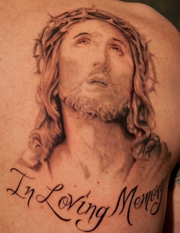 In loving memory bajo el rostro de Jesucristo es el tattoo elegido por esta persona, que ha optado por unos trazos sencillos en la cara y un complejo y bonito sombreado para el pelo y barbas del Señor