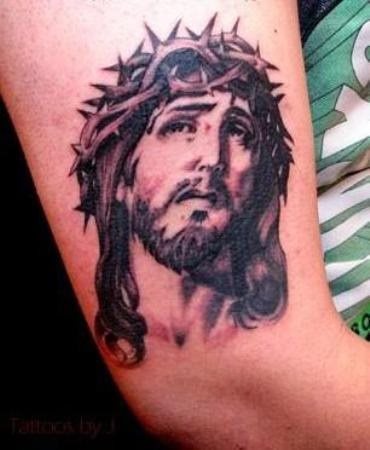 Christian tattoo par excellence, always used and in which we can see the face of Christ on the skin, with the crown of thorn, the beards and the hair that characterize it, adding the sweat of blood