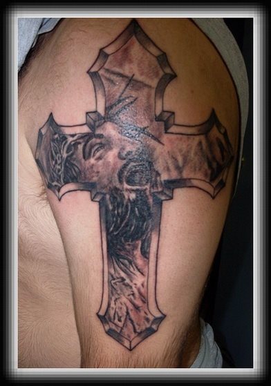 Tatuaje de una cruz en el brazo cuyo interior ha sido cubierto por la cara de Jesucristo pidiéndole  a su Padre a gritos que no tenga en cuenta lo que las personas le están haciendo, un gesto muy bonito por parte del Señor y que los cristianos apreciamos mucho