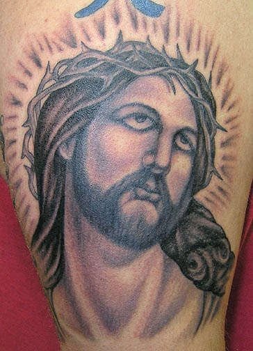 Tattoo of the Son of God somewhat different from what we are used to seeing, since it has been tattooed with a wider complexion than we are used to seeing, different eyes and lips can also be seen in this tattoo