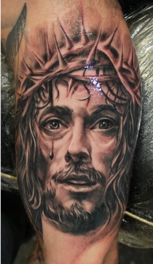 Religious tattoo par excellence of the son of God in the last moments when he was going to be crucified, in this tattoo you can see great details, such as the sweat of Jesus Christ himself, the crown of thorns he wears and the tears of blood he is shedding, a very deep tattoo