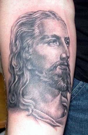 Tattoo of Christ that we are not so accustomed to seeing, since this time we have chosen a tattoo of the Son of God without a crown of thorns, but that he has tattooed in his youth, with the great image that he left us