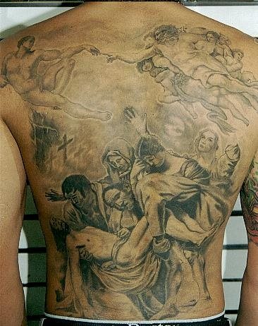 Tattoo of the moment in which they take Christ already dead and to which the great work of Michelangelo has been added 