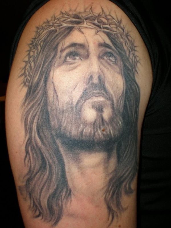 Very realistic tattoo of Christ, in which perfection has been achieved with the drawing of the neck of Christ and the deep look at the sky that seems to tell us that he is speaking to his Father