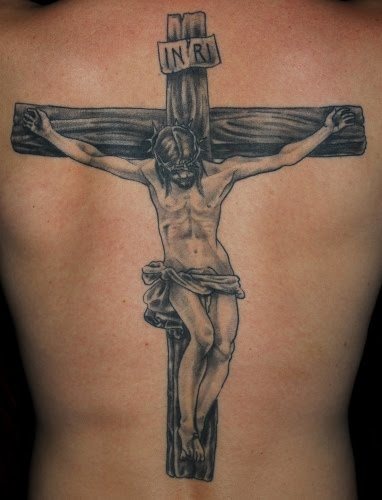 Tattoo of Christ crucified on a large wooden cross with the classic inscription of INRI, which means Ievs Nazarenvs Rex Ivdaeorvm, in Spanish 