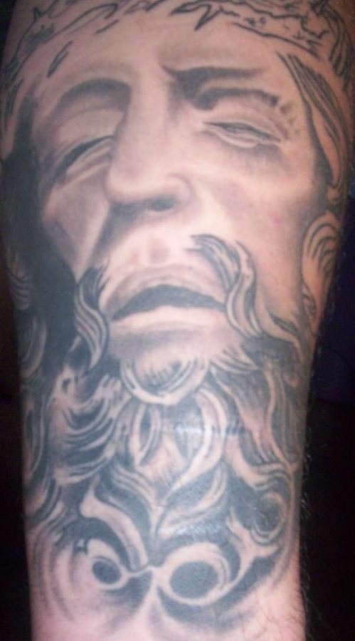 Tattoo of the face of Christ already dead, made with large shadows and great gesture of the face, which may be missing by finishing the crown of thorns with which they covered before crucifying it