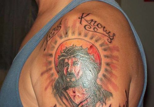 All those who do not want to get away from Christ and who want to have him near think of tattooing any Christian symbol, on this occasion the face of bloodied Christ and a phrase has been the choice of this religious