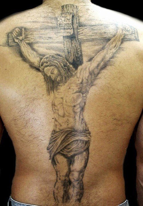 Tatuaje de Jesús crucificado que ocupa toda la espalda y al que se le ha realizado un gran trabajo en la cruz y las vetas de la madera, al igual que en la musculatura y complexión del crucificado