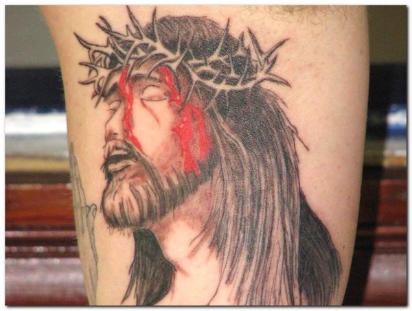 Tattoo of Christ crucified with great hair and beards, in addition to the characteristic crown of thorns, this time the remains of blood characteristic for having the crown of thorns nailed, have not been achieved too well and the red color of blood has been abused