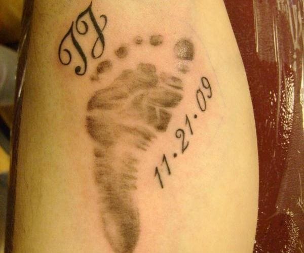 In the case of this tattoo, it is not a design of a footprint of a baby foot, but it is that of an adult and also appears accompanied by a footprint