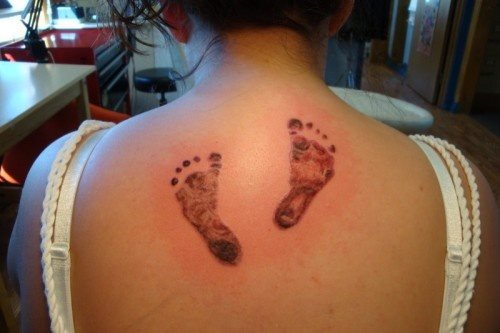 Footprints on the top of this girl's esplada