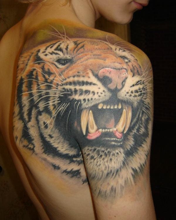 This design occupies the shoulder and back and shows a great design of the head of a very realistic tiger