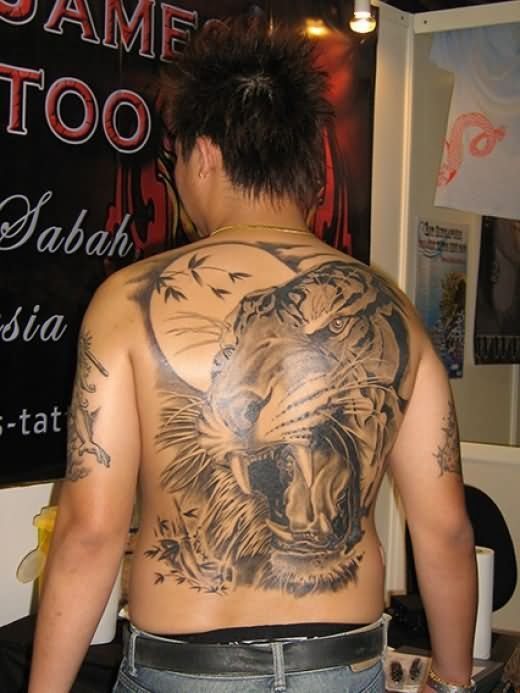 With the use of black ink shadows this design of the head of a tiger with a large moon in the background has been tattooed excellently