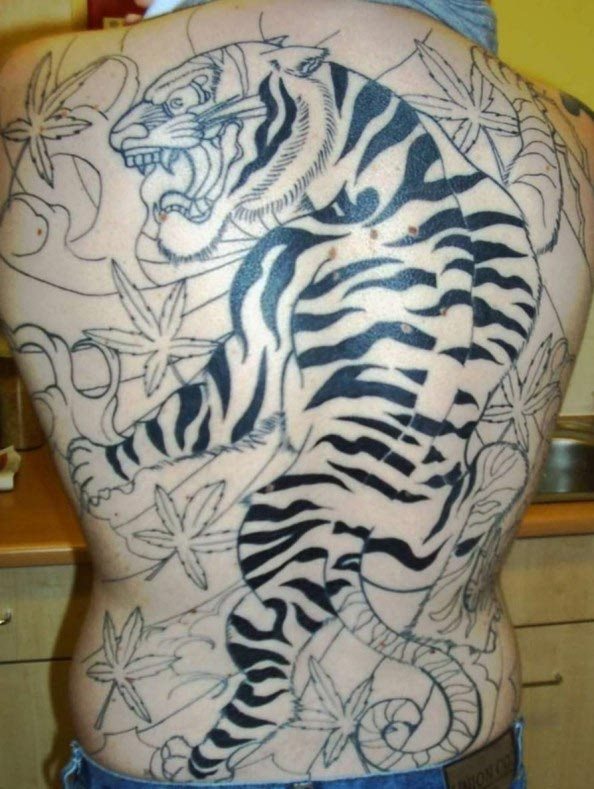 This spectacular design that occupies the entire back and in which the tiger stands out as the main drawing and surrounded by other elements still have to be colored