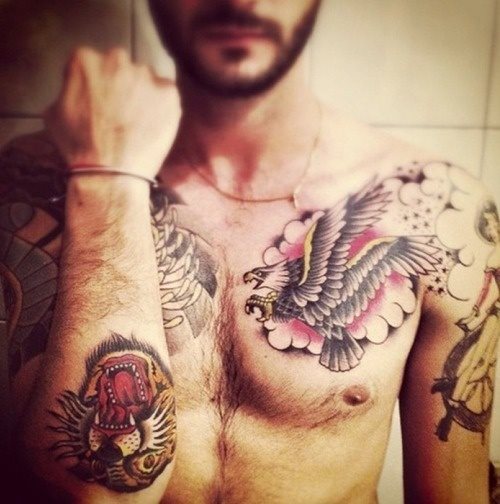 This boy has had a great taste for all his tattoos, we especially like the tiger in the opposite direction that he has in the forearm, but the eagle does not go unnoticed for us over the red clouds, both tattoos are beautiful