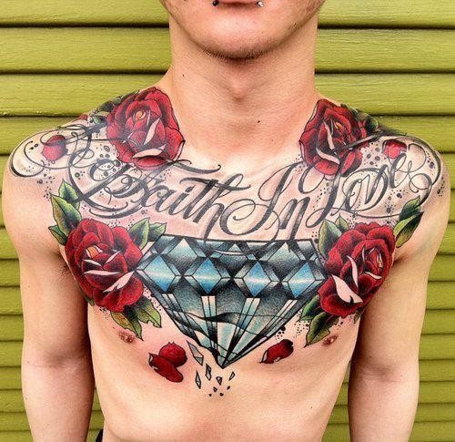 Spectacular tattoo on the chest of a diamond surrounded by four red roses with great shades and whose center of the chest has been tattooed a phrase of great size, a fantastic result and some tattoo strokes worth appreciating