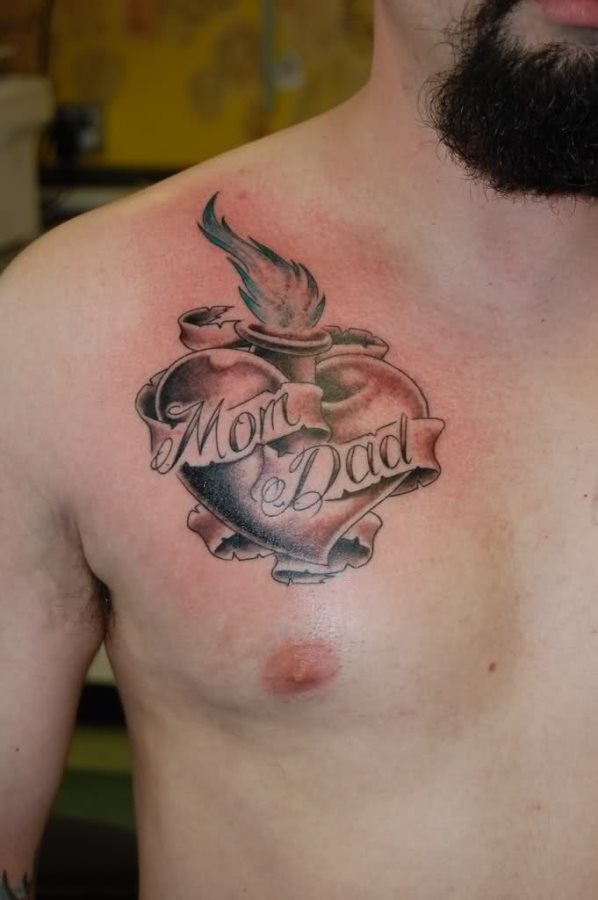 Tatuaje de un corazón enlazado con las palabras mom y dad, un tatuaje muy utilizado por todas aquellas personas que le quieren rendir un homenaje a sus padres sobre su piel, un detalle que a nosotros personalmente nos parece de las mejores ideas en tatuajes que hay