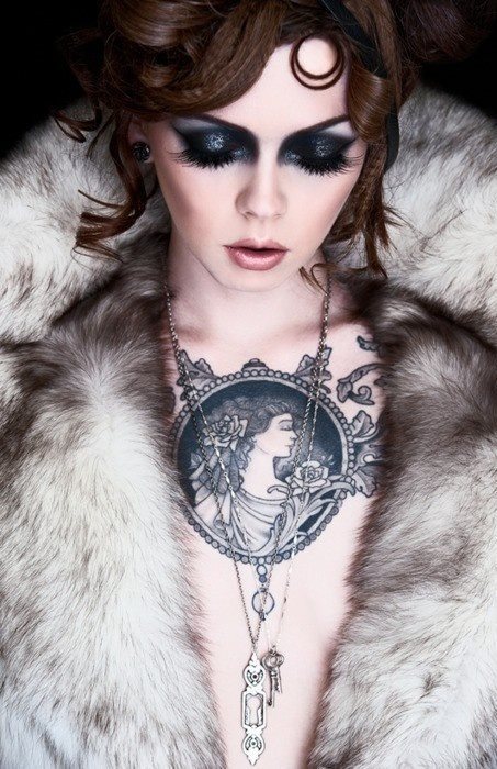 Beautiful tattoo on the chest of this woman, very Victorian style, in which photography has a lot of details, from the makeup of the model, her hairstyle and her imposing coat of hair, a woman with exquisite taste and beauty spectacular