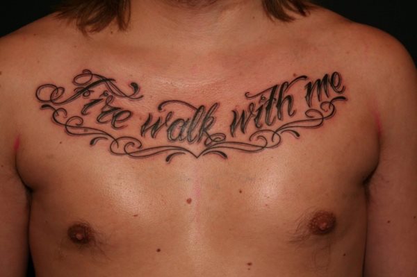 The chest is a very recurring area to tattoo a phrase, this time the one of 