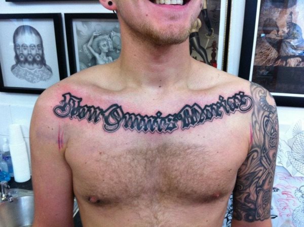 Chest tattoo that covers with a fat that goes from shoulder to shoulder, maybe the letters are tattooed very close to each other and that is why it prevents us from seeing clearly the final result, which surely has enchanted the tattooed, as his smile shows