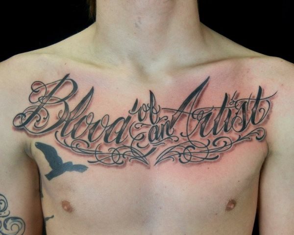 Tattoo on the chest of the British phrase blood of something else that we can not spell, but whose tattoo we liked very much the detail of the bird with open wings in full flight and in black, a brilliant result of this tattoo