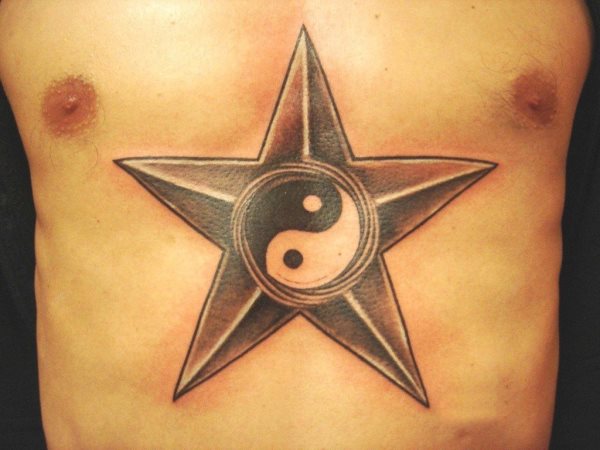 Tattoo of the yin yang symbol on a five-pointed star tattooed on the chest, as you will know this is a symbol of Taoism that exposes the duality of everything that exists in the universe, good and evil and that always in everything good there is something wrong and in everything bad there is something good