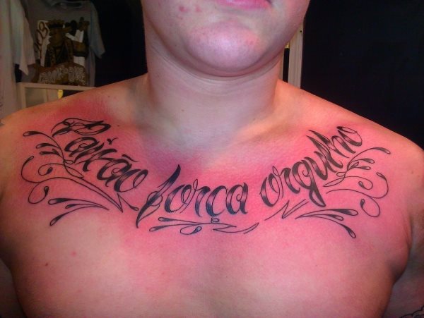 Tatuaje de frase sobre el pecho, que parece estar escrito en portugués y donde lso brillos con los que se ha querido dotar a las letras, no nos gustan demasiado, tal vez porque se haya abusado del brillo e impida dejar un final limpio de un tatuaje que aún así es muy bueno