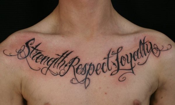 Tatuaje en el pecho de una frase, donde la tipografía elegida no es la que más nos convenza, tal vez por los acabados en puntas de las letras o por las cenefas tan forzadas que se han ido añadiendo a las letras, aún así ha quedado bien en el pecho